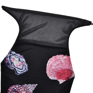 Dettaglio del tessuto a rete nero con stampe di conchiglie colorate per vestito estivo