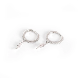 Eleganti orecchini a fulmine in argento con cristalli incastonati su sfondo bianco