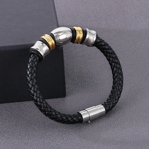Bracelet pour homme en cuir tressé avec détails en acier inoxydable sur une boîte cadeau