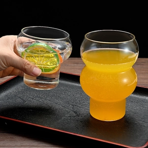Bicchieri a forma di zucca con design a limone per caffè freddo e succo su un vassoio