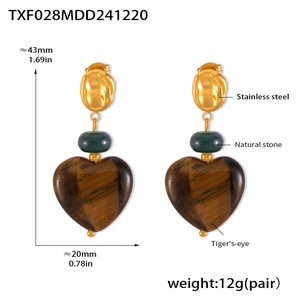 Detailed view of heart-shaped tiger eye earrings with 18k gold plated steel, 43x20mm size