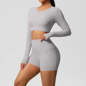 Detail van de yoga-shorts met hoge taille en een handige zijzak voor een telefoon