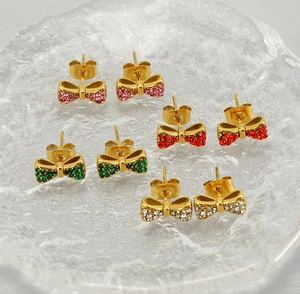 Gros plan de boucles d'oreilles nœuds plaquées or 18K serties de cristaux colorés
