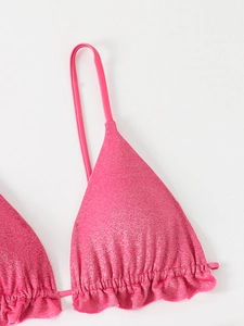 Détail d'un haut de bikini rose scintillant avec bordure à volants et texture brillante