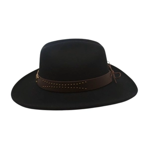 Détail du chapeau en feutre noir avec ruban en cuir et clous dorés vintage