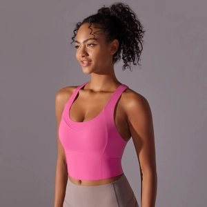 Brassière de sport rose avec larges bretelles et col rond en tissu très extensible