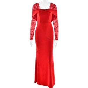 Robe de soirée rouge élégante avec manches longues en dentelle et coupe sirène ajustée