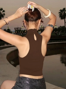 Débardeur marron dos nu avec découpe en forme de goutte d'eau pour un look d'été chic