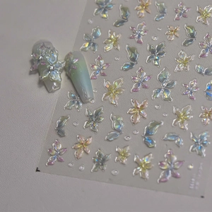 Vue macro de stickers 3D pour ongles avec motifs fleurs et papillons effet laser