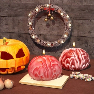 Dettaglio di candele profumate a forma di cervello con texture anatomica realistica per Halloween