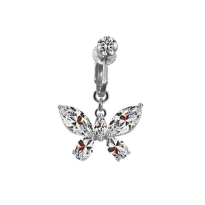 Détail macro du clip de nombril papillon argenté avec cristaux de zircone blancs