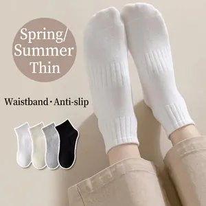 Calze sportive traspiranti in cotone per uomo e donna nei colori bianco, beige e grigio