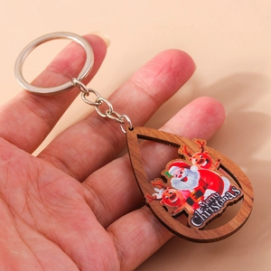 Détail d'un porte-clés en bois en forme de goutte avec motif Père Noël et renne de Noël