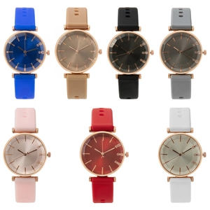 Sélection de montres en silicone colorées avec boîtier or rose et cadran orné de cristaux