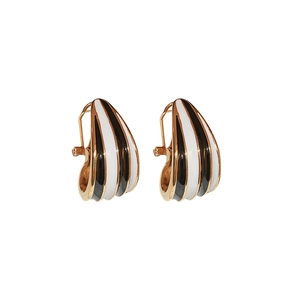 Geometrische Creolen im Retro-Stil mit schwarz-weißen Emaillemaille-Streifen in Gold