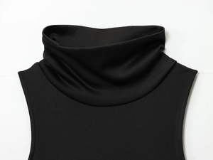 Détail du col roulé noir plissé montrant la texture du tricot fin de la robe