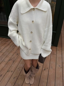 Elegantes weißes Strickset mit Strickjacke und passendem Rock für Damenmode