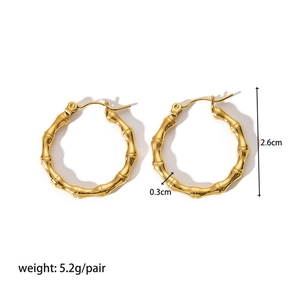 Détail de boucles d'oreilles bambou en or 18K avec diamètre 2,6cm et texture fine