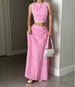 Détail du haut sans manches rose et jupe longue avec broderie ajourée délicate en ensemble