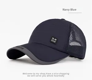 Detail der marineblauen Mesh-Basecap mit atmungsaktiven Löchern und geprägtem Sportschirm