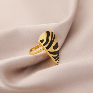 Bague ajustable en acier titane doré avec motifs animaliers noirs sur soie