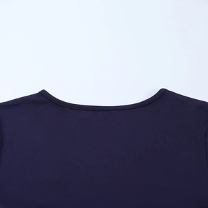 Gros plan du col rond bleu foncé et de la texture en maille lisse de ce body en tulle