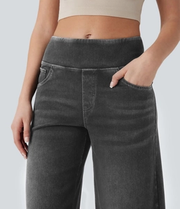 Detailansicht der hohen Taille und dunkelgrauen Denim-Textur dieser Damenjeanshose