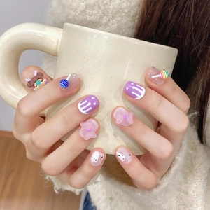 Faux ongles faits main rose et violet avec décorations 3D de fille de dessin animé et nœuds