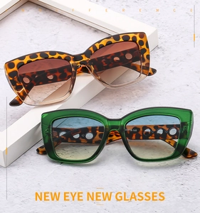 Dettaglio delle montature cat-eye leopardate con specifiche delle dimensioni sulle aste