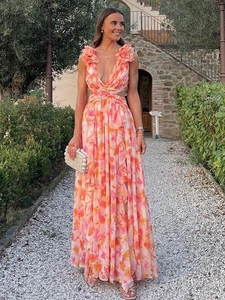 Abito lungo floreale elegante con scollo a V, volant e dettagli cut-out in vita