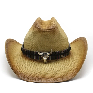 Western-Strohhut mit Boho-Band und silberner Stierschädel-Schnalle auf weißem Hintergrund