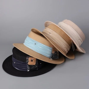 Détail de chapeaux canotiers avec rubans cloutés et étiquettes taille M en plusieurs couleurs