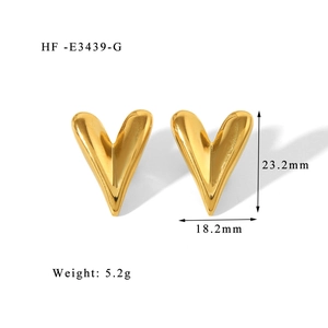 Detail view of 18K gold titanium heart earrings with 23.2mm height and 5.2g weight specs