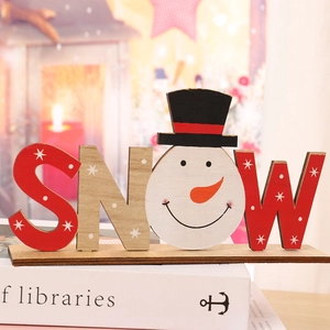 Détail d'enseigne SNOW en bois avec motif bonhomme de neige et étoiles pour Noël