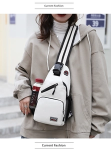 Détail du sac à bandoulière en nylon blanc avec poche en filet et sangle rayée