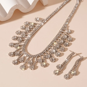 Vue macro d'un ensemble collier et boucles d'oreilles fleuris avec strass scintillants