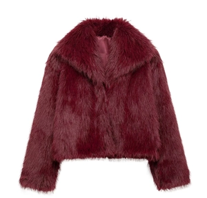Vue détaillée d'un manteau en fausse fourrure bordeaux avec texture douce et col à revers