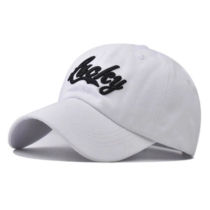 Détail de la broderie 3D Lucky noire sur une casquette de baseball en coton blanc