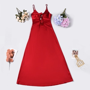 Détail de la robe longue en satin rouge avec laçage frontal et bretelles fines