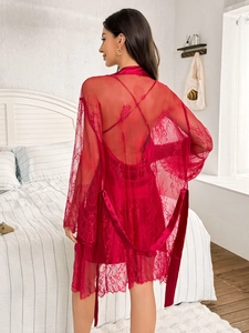Vue arrière d'un peignoir en dentelle rouge foncé avec motifs floraux et ceinture en soie