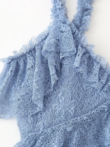 Détail de dentelle bleu clair avec texture en maille et finitions à volants