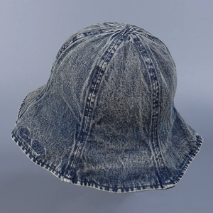 Détail du chapeau bob en denim délavé bleu foncé avec broderie de lettres élégantes