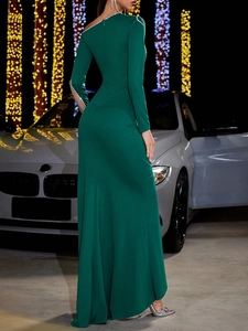 Elegant emerald green sequin party dress with one-shoulder design and slim fit silhouette