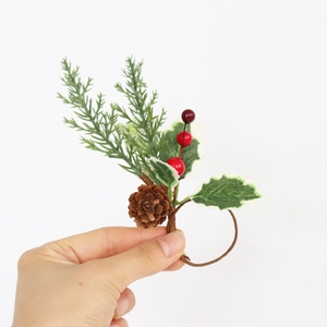 Rond de serviette de Noël avec pommes de pin, baies rouges et aiguilles de pin
