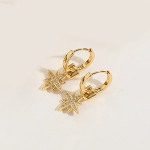 Dettaglio di orecchini a stella in argento S925 placcato oro con pietre di zircone