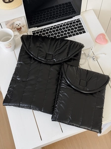 Schwarzes Set aus gesteppten Laptoptaschen mit gepolsterter Nylon-Textur für Tablets