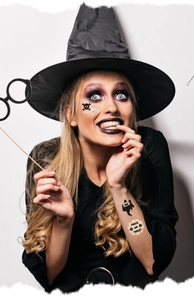 Détails de tatouages temporaires d'Halloween avec motifs de crânes noirs et dorés