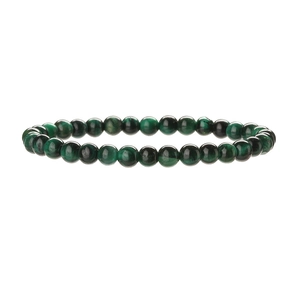 Détail d'un bracelet en perles de pierre naturelle à motifs vert et noir sur fond blanc