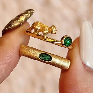 French vintage brushed cat ring with emerald stone in two-tone gold finish