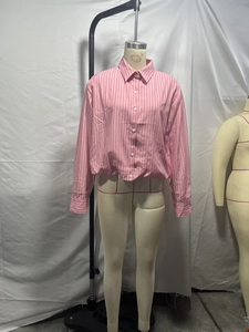 Dettaglio camicia a maniche lunghe a righe rosa e bianche con colletto e bottoni frontali